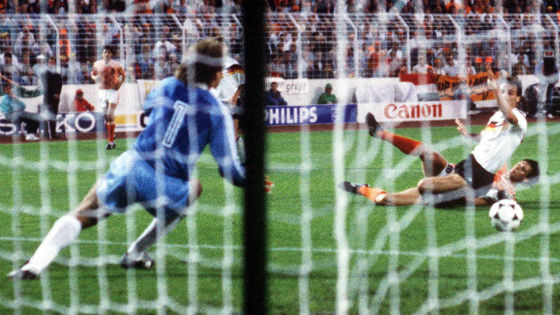 EM 1988 Im Halbfinale Deutschland gegen Niederlande entscheidet Mittelstürmer Marco van Basten die Partie in der 88. Minute mit dem 2-1.