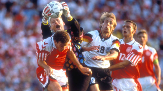 EM 1992 - Dänemarkt „Danish Dynamite„ wird Europameister. Peter Schmeichel fischt den Ball vor Jürgen Klinsmann weg.