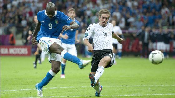 EM 2012 - Halfinale Deutschland gegen Italien. Philipp Lahm kommt beim Treffer von Balotelli einen Schritt zu spät