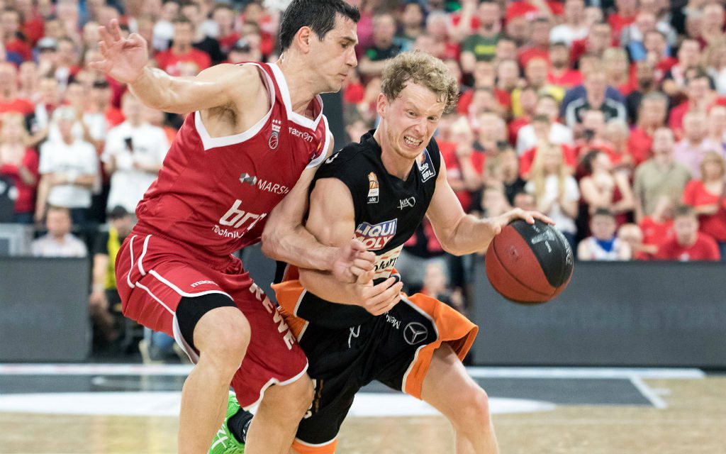 Per Guenther (6) Ratiopharm Ulm im Zweikampf mit Nikolaos Zisis (6) Brose Baskets Bamberg