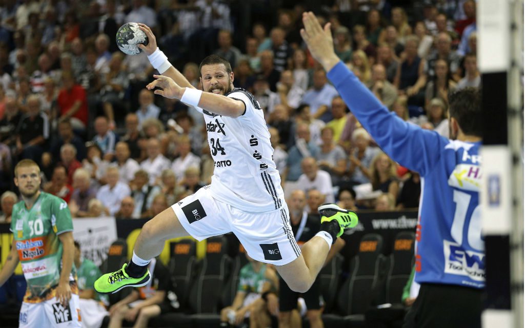 Torwurf von Ilija Brozovic Kiel gegen Primoz Prost Handball Herren am 14.09.2016