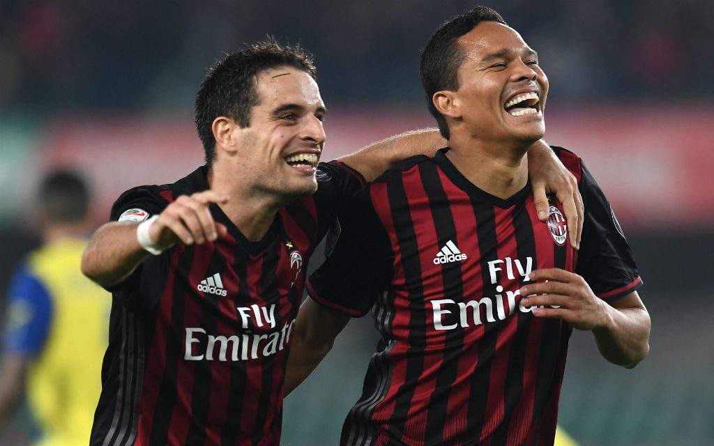 Giacomo Bonaventura und Carlos Bacca feiern einen Treffer des AC Milan