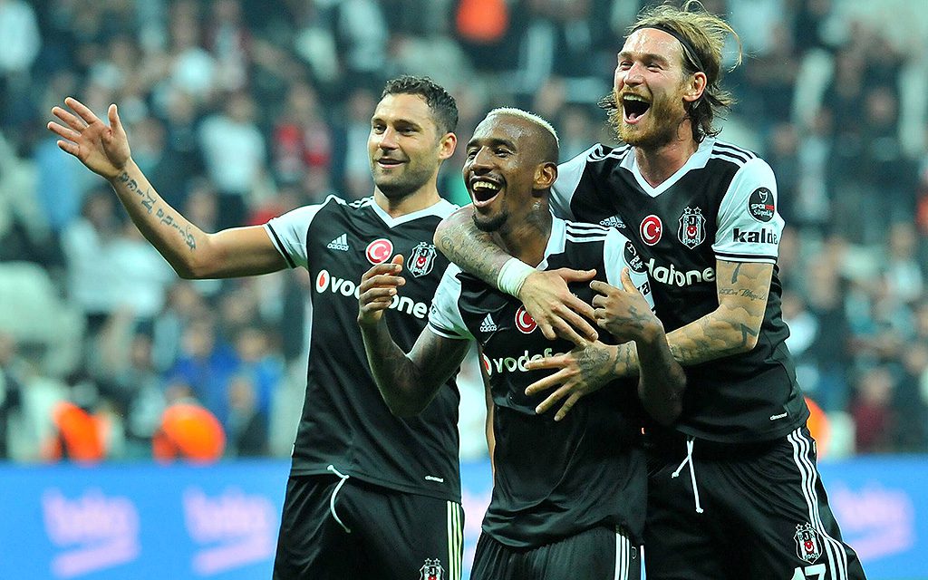 Anderson Talisca (Besiktas Istanbul) feiert sein Tor im Süper Lig-Spiel gegen Antalyaspor