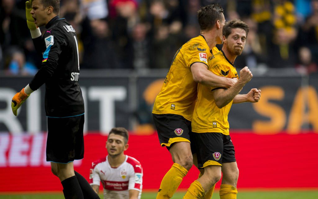 Lambertz und Kutschke (beide Dynamo Dresden) feiern einen Treffer beim 5:0-Sieg über den VfB Stuttgart