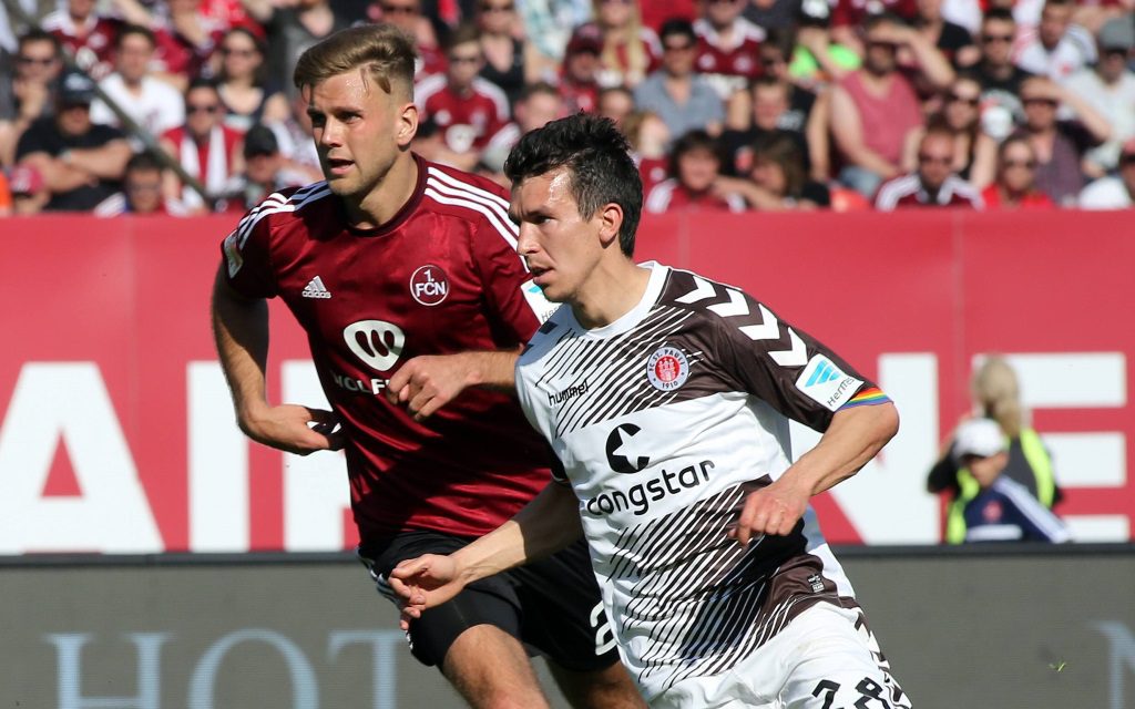 Waldemar Sobota vom FC St. Pauli im Zweikampf mit Nicklas Füllkrug vom 1.FC Nürnberg in der Saison 2015/16