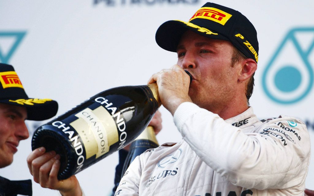 Nico Rosberg nimmt einen Schluck aus der Chandon-Pulle