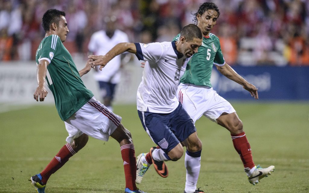 Clint Dempsey im Zweikampf im Spiel zwischen den USA und Mexiko während der Qualifikation zur WM 2014