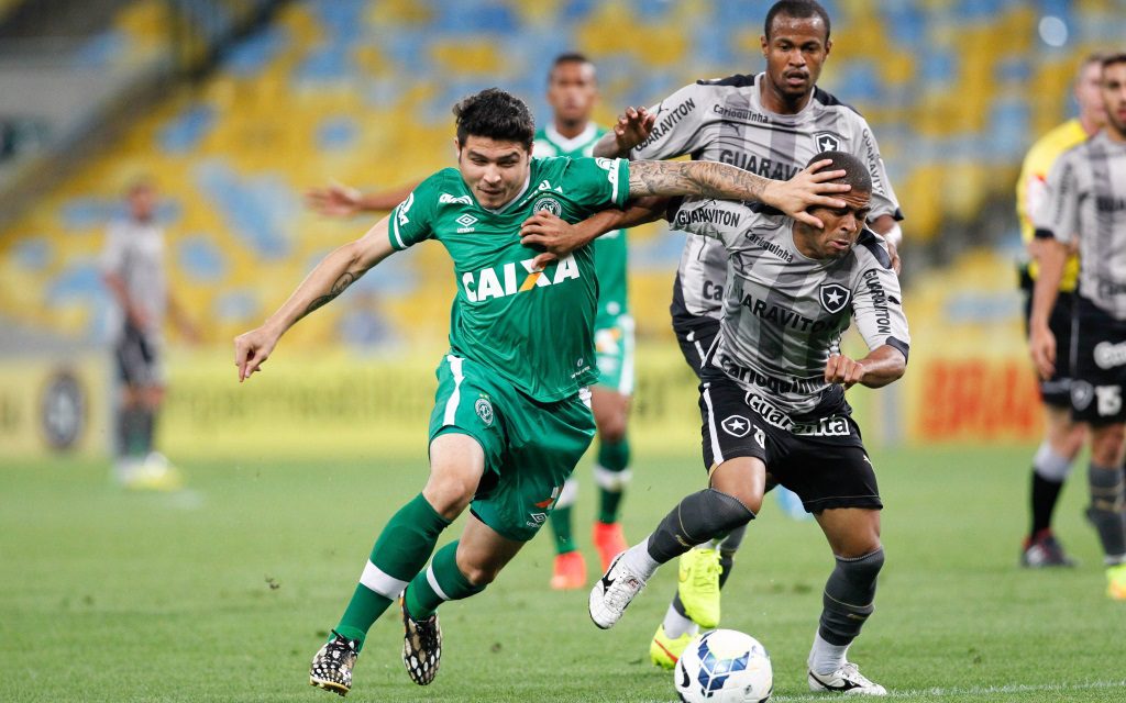 Junior Cesar und Zezinho im Zweikampf im Ligaspiel zwischen Chapecoense und Botafogo