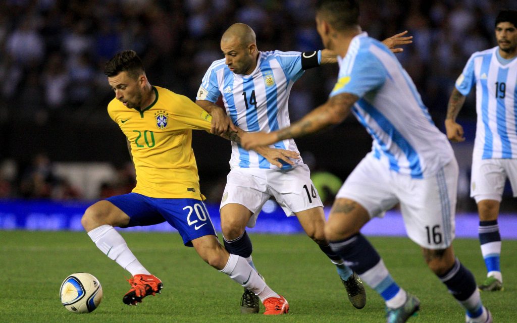 Lucas Lima im Zweikampf mit Javier Mascherano in der WM-Quali 2018 zwischen Argentinien und Brasilien