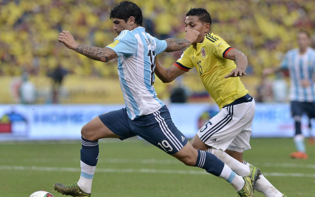 Ever Banega führt den Ball im Spiel zwischen Argentinien und Kolumbien