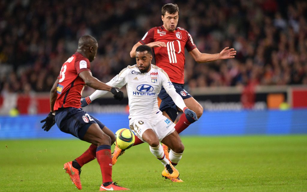 Alexandre Lacazette und Renato Civelli im Zweikampf im Ligaspiel zwischen Olympique Lyon und OSC Lille