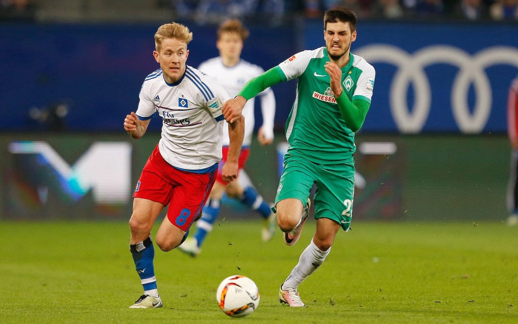 Lewis Holtby und Florian Grilitsch im Zweikampf im Spiel zwischen dem HSV und Werder in der Saison 2015/16