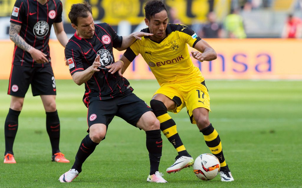 Huszti (Eintracht Frankfurt) und Dortmunds Aubameyang kämpfen um den Ball.