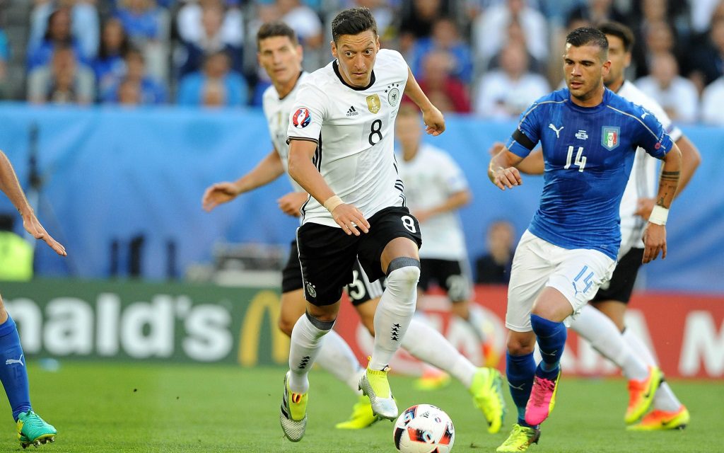 Mesut Özil im Spiel zwischen Italien und Deutschland bei der Europameisterschaft 2016 in Frankreich im Viertelfinale