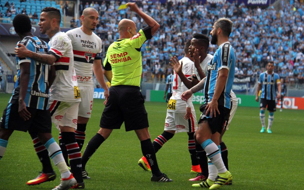 Rudelbildung beim Spiel zwischen Gremio und Sao Paulo am 16. Spieltag der brasilianischen Meisterschaft in Porto Alegre