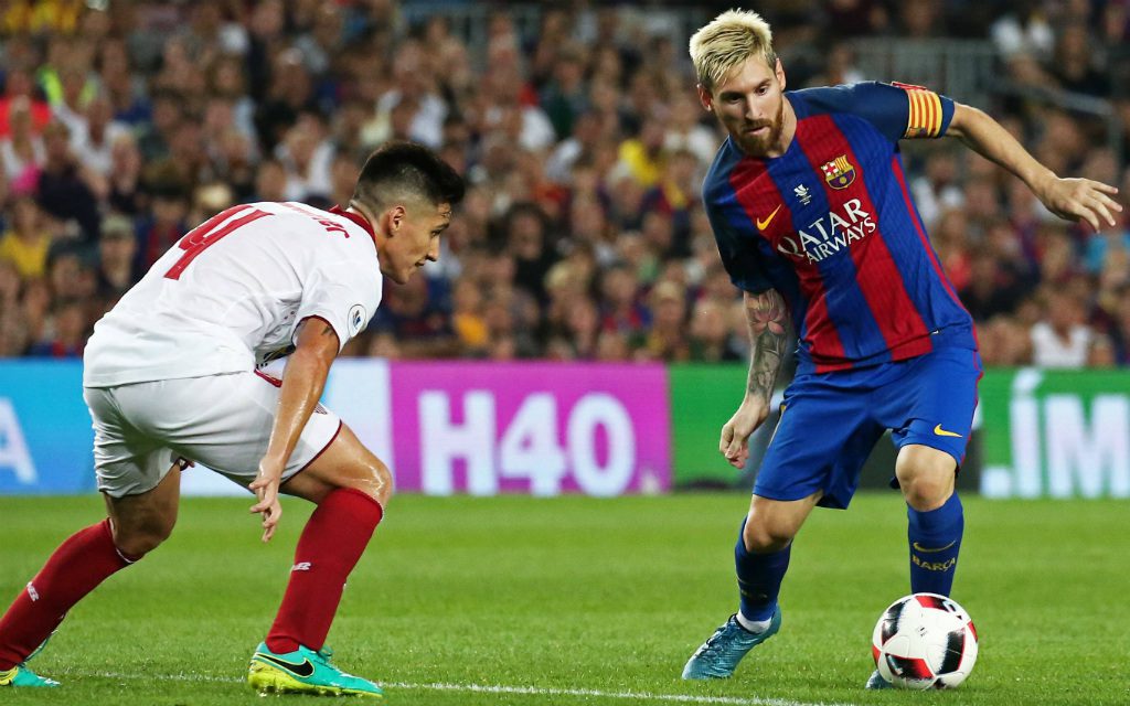 Sevillas Matias Kranevitter versucht, Barcelonas Lionel Messi zu stoppen.