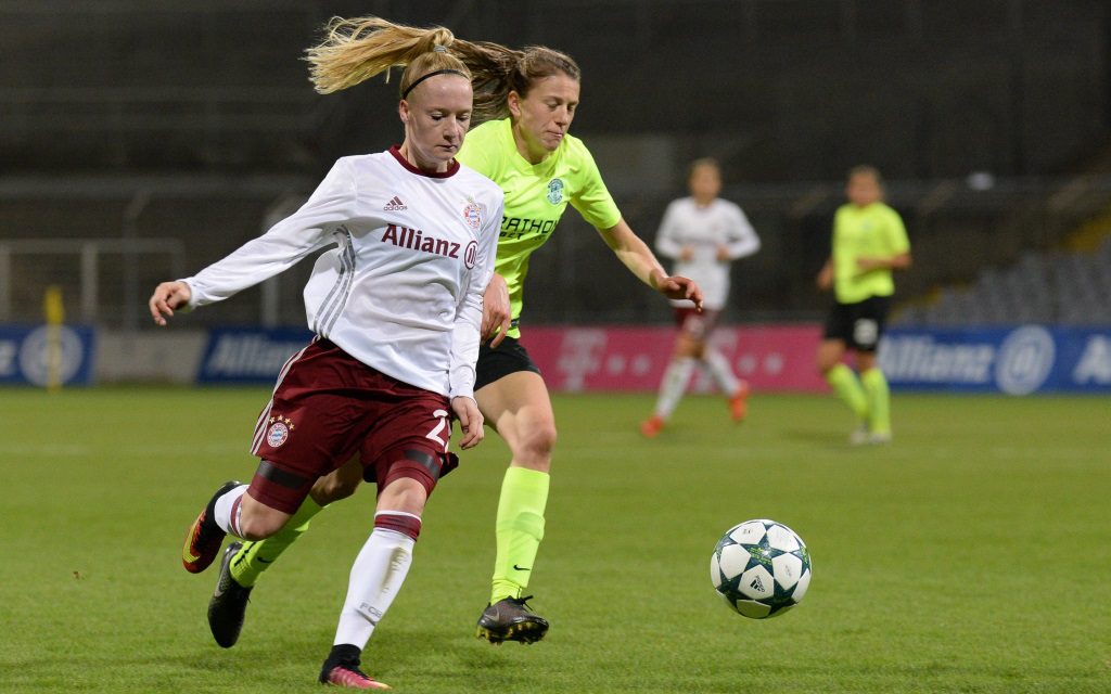Anna Gerhardt im Zweikampf mit Elizabeth Arnot im Champions League Spiel zwischen FC Bayern München und Hibernian Edinburgh in der Saison 2016/17