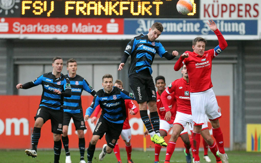 Erfolgloser Kopfball von Frankfurts Fabian Graudenz beim Derby gegen die U23 von Mainz 05.