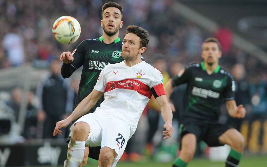 Christian Gentner und Kenan Karaman im Zweikampf im Spiel zwischen dem VfB Stuttgart und Hannover 96 in der Saison 2015/16