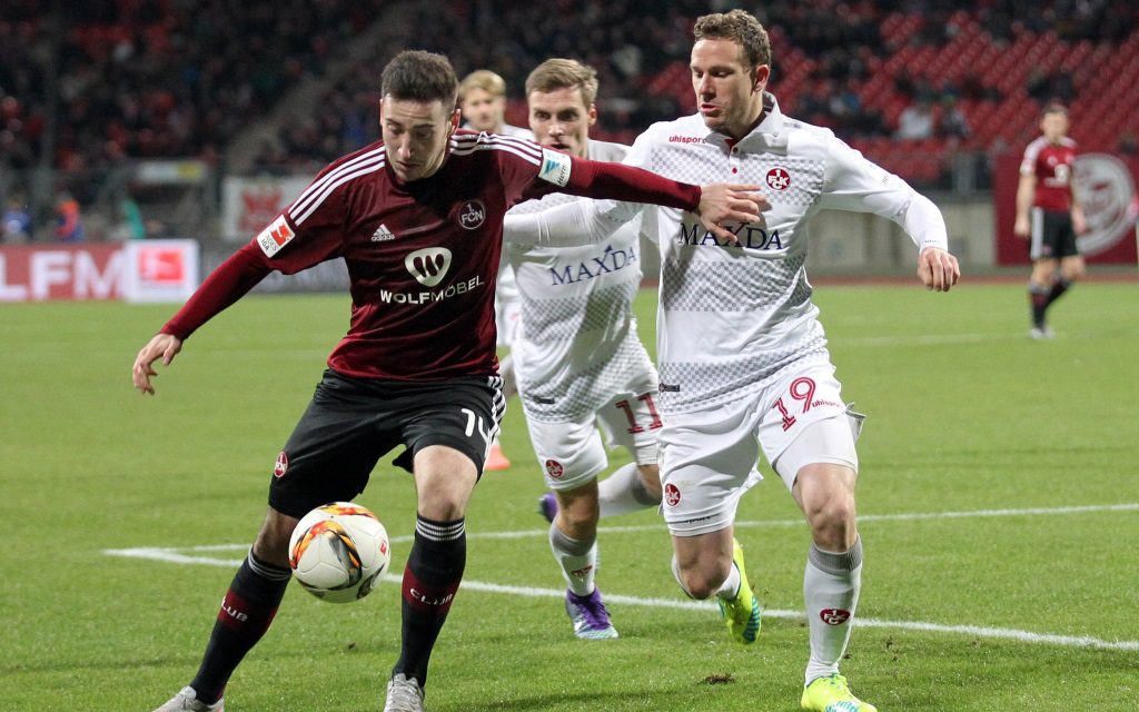 Zweikampf zwischen Kevin Möhwald und Marcel Gaus im Spiel zwischen 1.FC Nürnberg und 1.FC Kaiserslautern in der 2.Bundesliga Saison 2015/16