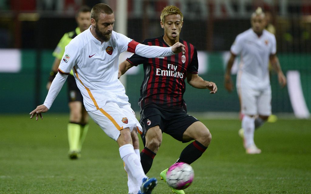 Daniele de Rossis (li.) AS Rom kämpft gegen Keisuke Hondas AC Mailand um Platz 2 in der Serie A.