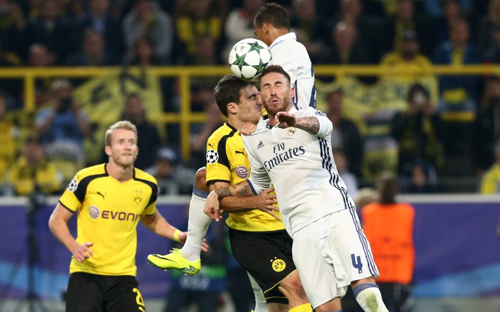 Sokratis und Sergio Ramos im Zweikampf beim Gruppenspiel in der Champions League 2016/17 zwischen Borussia Dortmund und Real Madrid