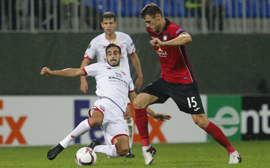 Jose Rodriguez im Zweikampf mit Vitaliy Vernydub im Spiel zwischen Qäbälä und Mainz in der Europa League Saison 2016/17