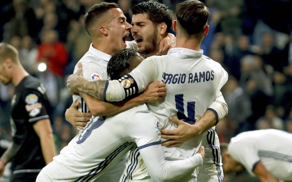 Real Madrid feiert den Sieg in der Liga gegen Deportivo La Coruna in der Saison 2016/17
