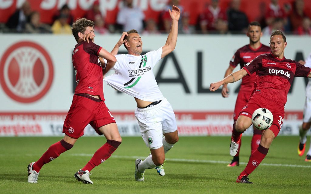 Patrick Ziegler bringt Artur Sobiech im Strafraum zu Fall im Spiel zwischen 1.FC Kaiserslautern und Hannover 96 in der Saison 2016/17