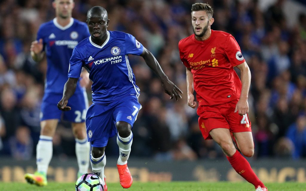 N'Golo Kante im Zweikampf mit Adam Lallana im Spiel FC Chelsea - FC Liverpool in der Saison 2016/17