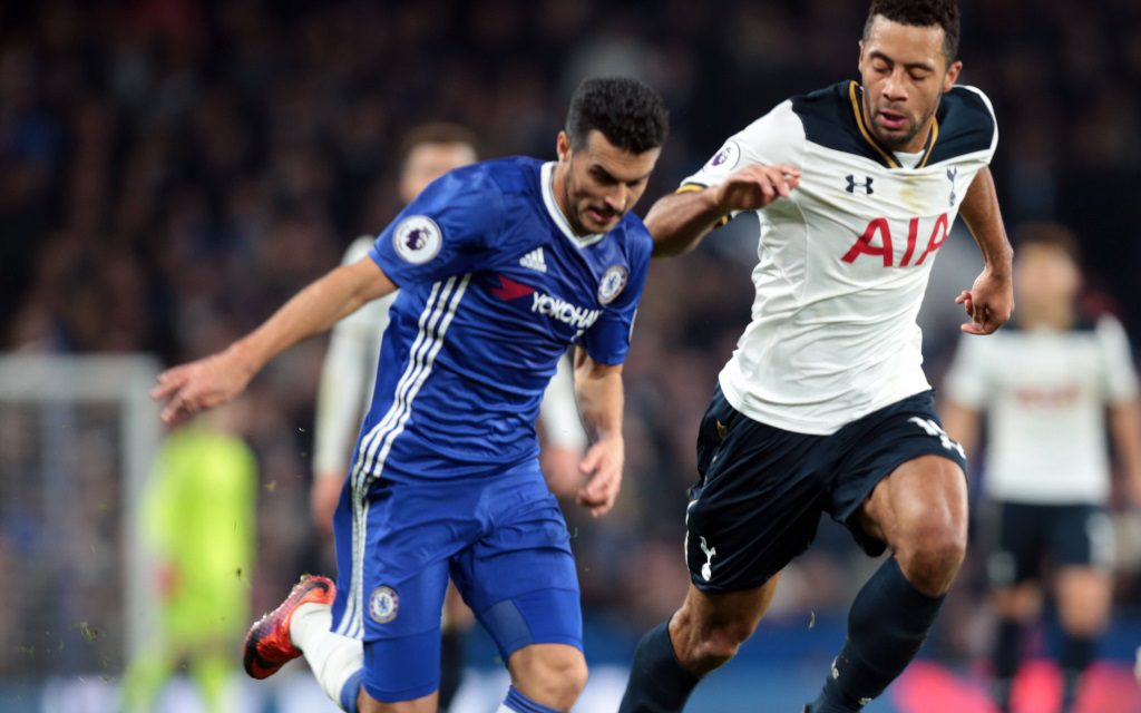 Pedro vom FC Chelsea im Zweikampf im Premier-League-Spiel Chelsea Tottenham