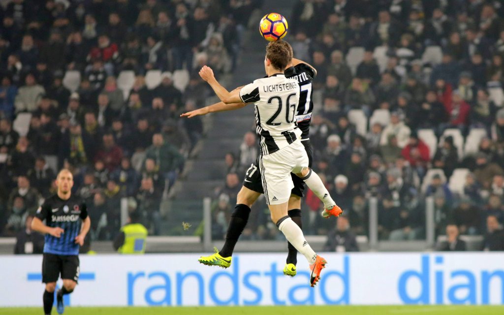 Jasmin Kuric im Zweikampf mit Stephan Lichtsteiner im Serie A Spiel Juventus Turin gegen Atalanta Bergamo im Juventus Stadium in der Saison 2016/17
