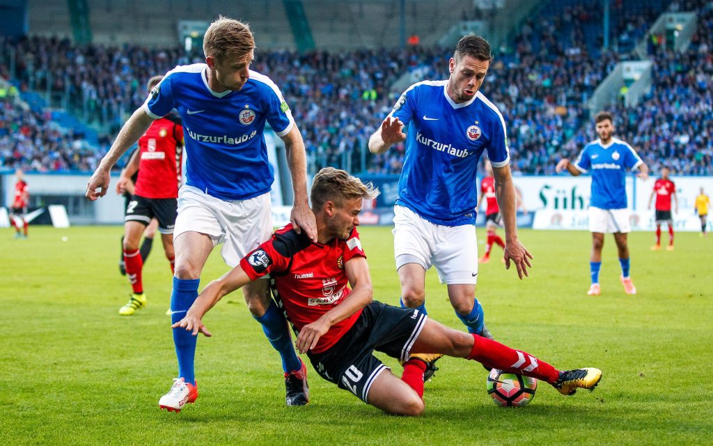 Lucas Röser wird bedrängt von Maximilan Ahlschwede und Matthias Henn im 3.Liga-Spiel Hansa Rostock gegen Sonnenhof Großaspach in der Saison 2016/17