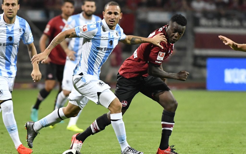 Daylon Claasen im Zweikampf mit Edgar Salli im 2.Bundesliga-Spiel 1.FC Nürnberg - TSV 1860 München in der Saison 2016/17