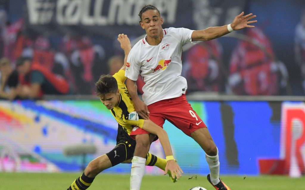 Yussuf Poulsen im Zweikampf mit Julian Weigl beim Spiel RB Leipzig gegen Borussia Dortmund in der Saison 2016/17