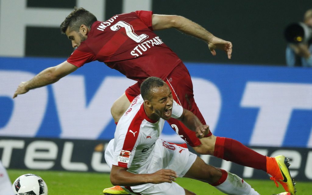 Emiliano Insua im Zweikampf mit Jerome Kiesewetter im 2.Liga-Spiel Fortuna Düsseldorf - VfB Stuttgart in der Saison 2016/17