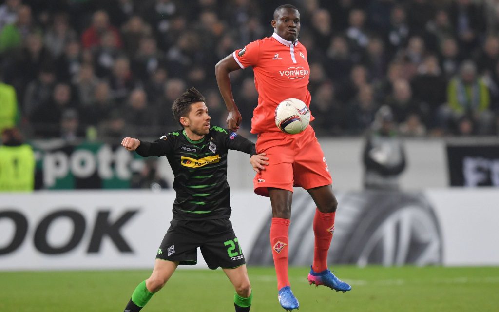 Julian Korb bedrängt Kouma Babacar im Zwischenrunde-Spiel der Europa League zwischen Borussia Mönchengladbach und dem AC Florenz in der Saison 2016/17