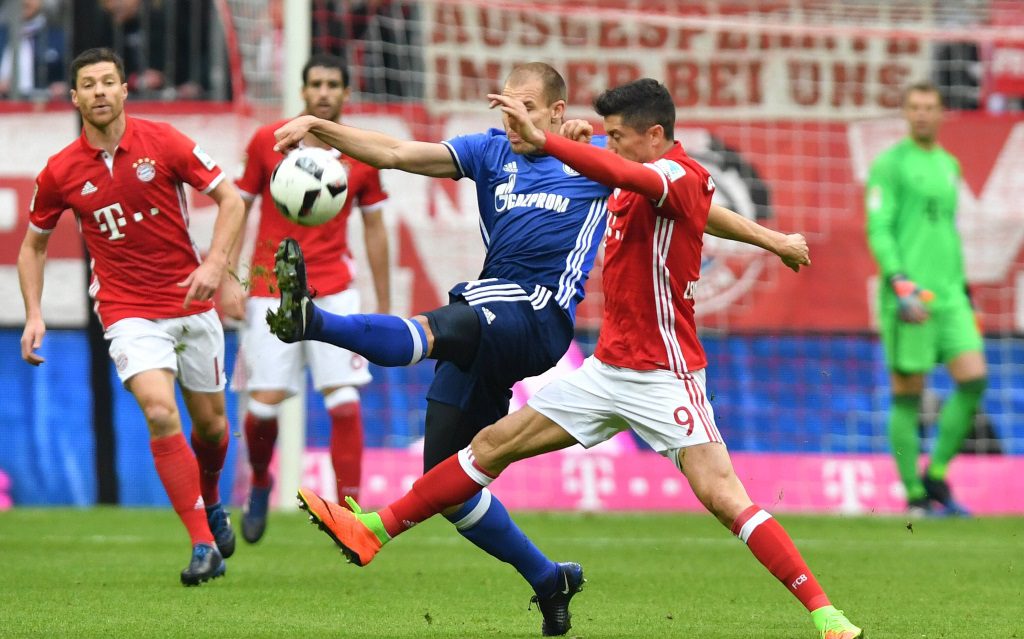 Holger Badstuber spitzelt Robert Lewandowski im Spiel Bayern München gegen FC Schalke den Ball weg