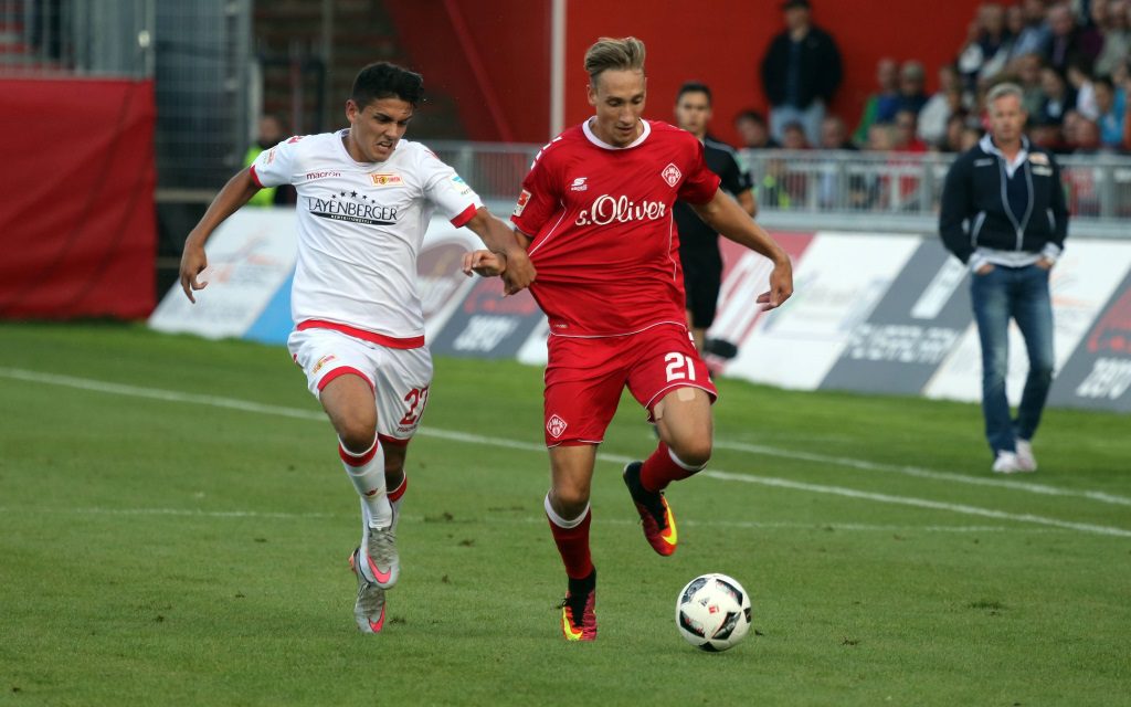 Eroll Zejnallahu (li.) und Tobias Schröck (re.) im Zweikampf während der 2.Liga-Partie Würzburger Kickers - Union Berlin in der Saison 2016/17