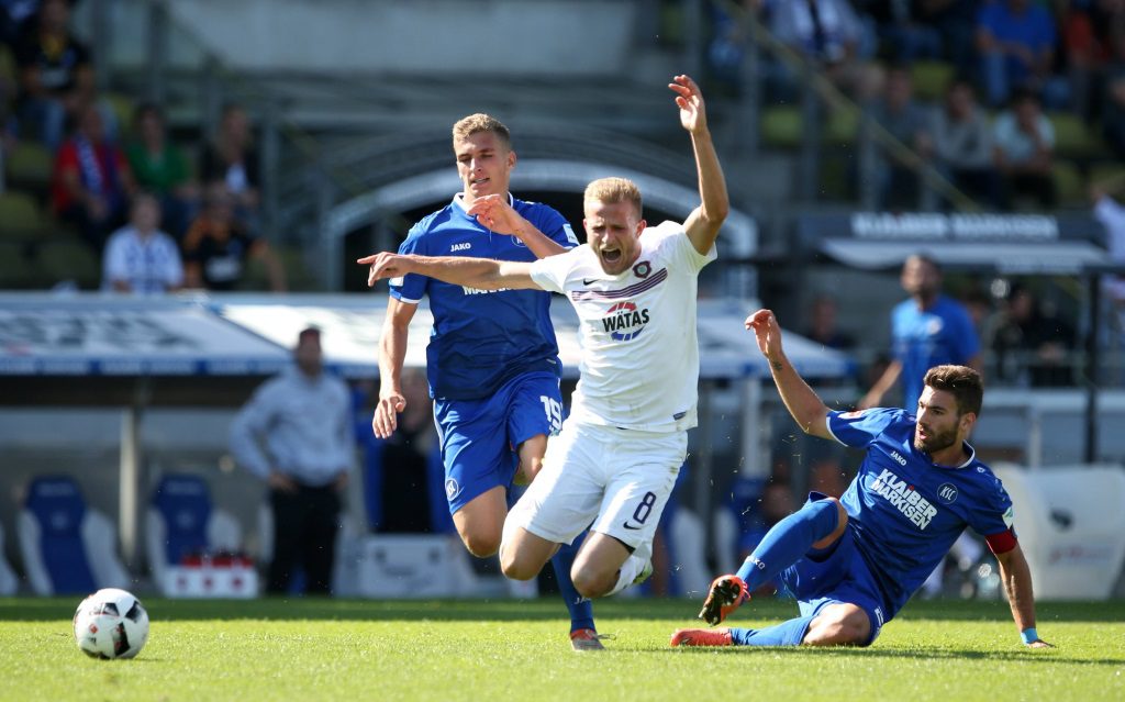 Nicky Adler wird von Enrico Valentini gefoult im Spiel Karlsruher SC - Erzgebirge Aue in der Saison 2016/17