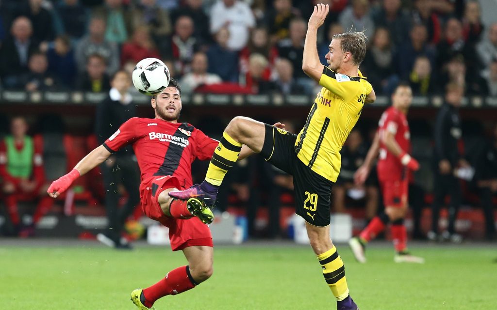 Kevin Volland (li.) im Zweikampf mit Marcel Schmelzer im Bundesligaspiel Bayer Leverkusen gegen Borussia Dortmund in der Saison 2016/17