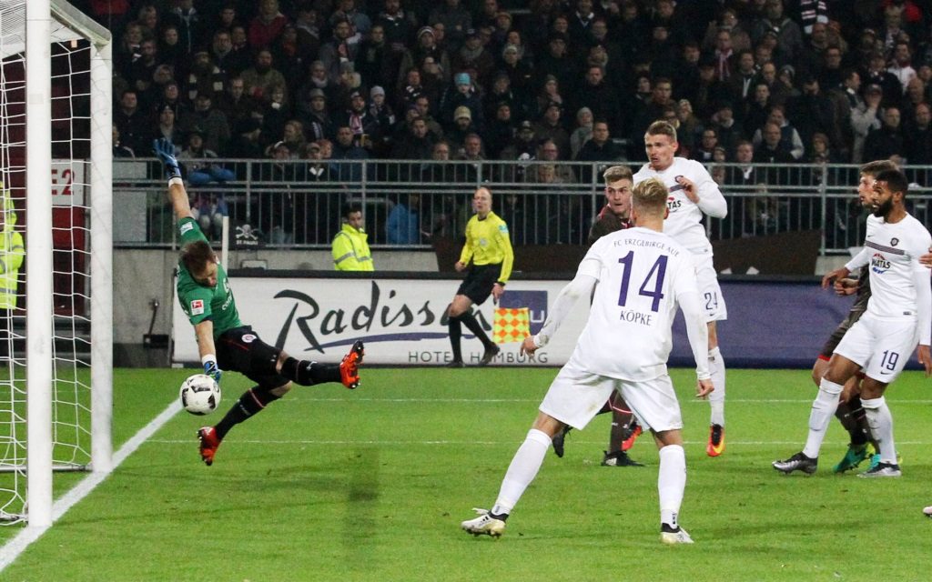 Sven Breitkreutz markiert per Kopf das 2:1 für Aue am Millerntor gegen St. Pauli in der Saison 2016/17.