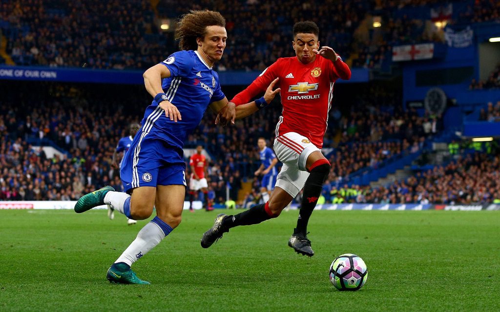 David Luiz (li.) im Zweikampf mit Jesse Lingard im Spiel Chelsea - Manchester United in der Saison 2016/17