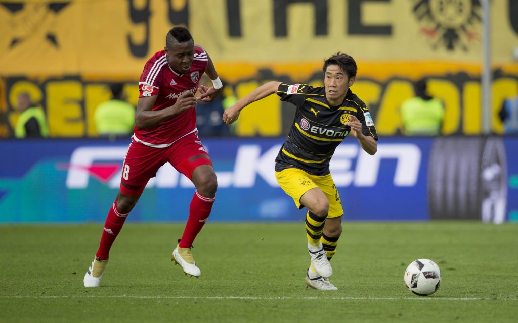Roger (li.) im Laufduell mit Shinji Kagawa beim 3:3 zwischen Ingolstadt und Dortmund in der Saison 2016/17.