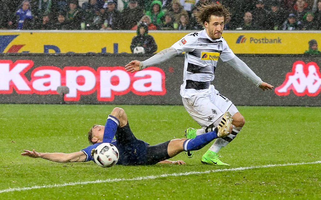 Fabian Johnson lässt Benedikt Höwedes hinter sich im Ligaspiel Borussia Mönchengladbach - FC Schalke in der Siason 2016/17