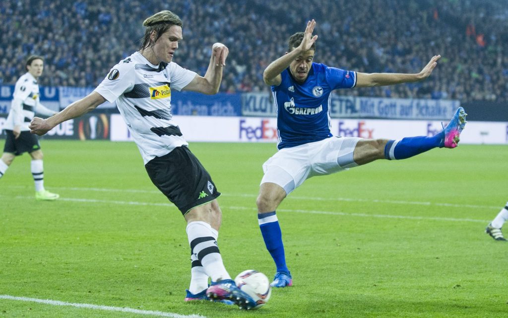 Jannik Vestergaard (li.) im Zweikampf mit Franco di Santo im Achtelfinal-Hinspiel der Europa League zwischen Schalke und Mönchengladbach in der Saison 2016/17.