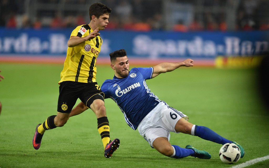 Sead Kolasinac mit einer Grätsche gegen Christian Pulisic im Bundesliga-Spiel Borussia Dortmund - FC Schalke in der Saison 2016/17.