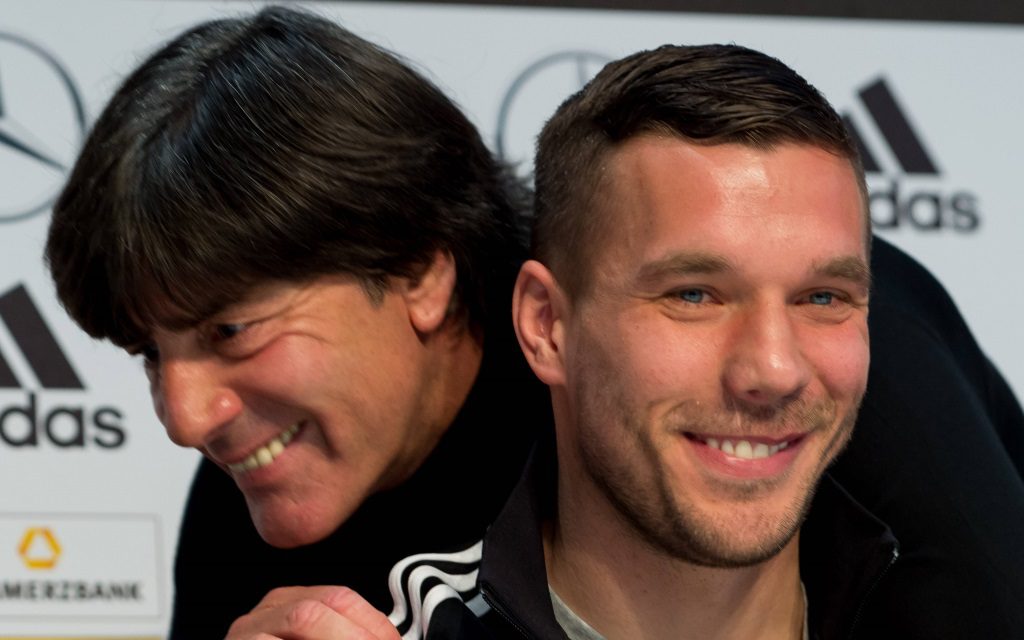 Lukas Podolski (li) und Bundestrainer Joachim Löw auf der Pressekonferenz zum Freundschaftsspiel Deutschland - England.