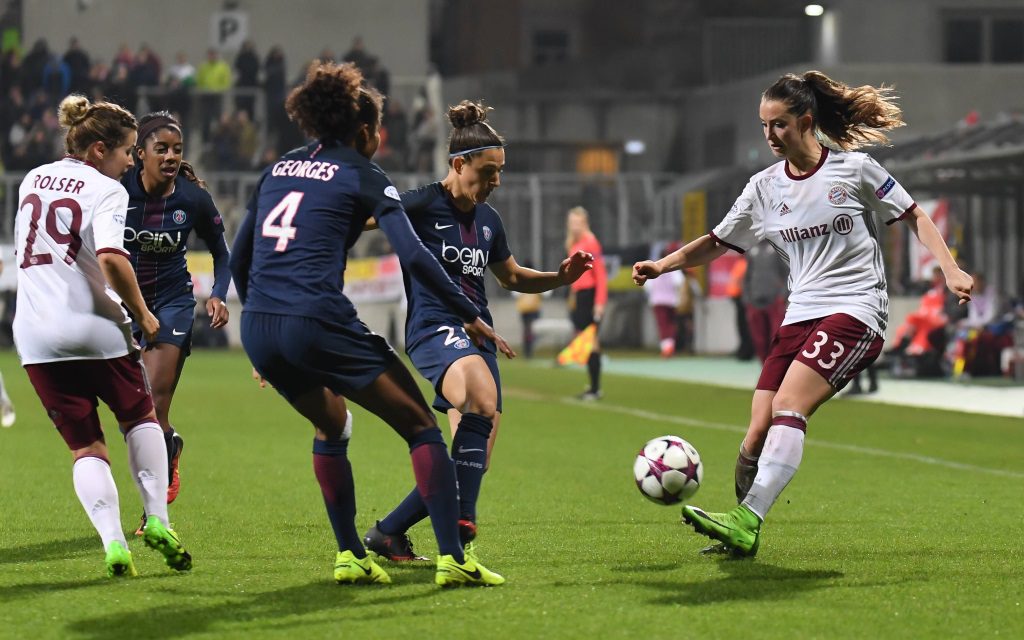 Sara Däbritz behauptet den Ball im Spiel der Women's Champions League FC Bayern - Paris St. Germain.