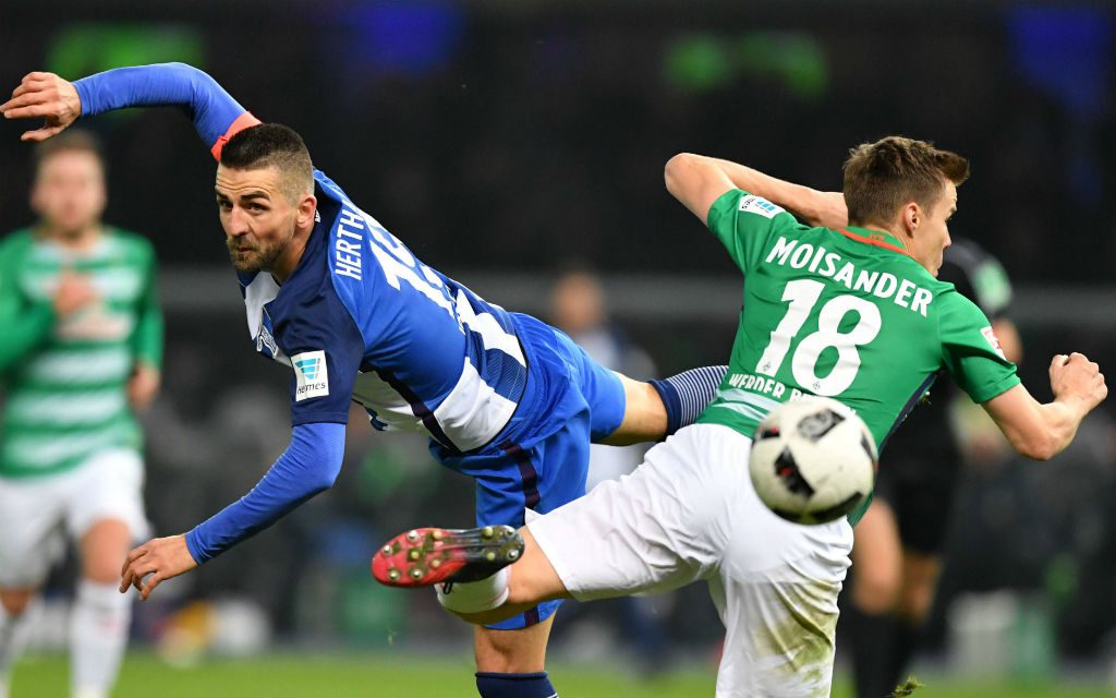 Ibisevic (l.) konnte sich noch so sehr strecken, Hertha verlor in der Hinrunde mit 0:1 gegen Werder. Wer schaffts nun in die Europa League?
